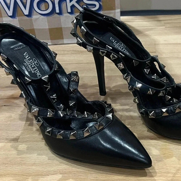 Valentino Garavani Shoes - VALENTINO BLACK LEATHER ROCKSTUD CAGED PUMPS  size 35